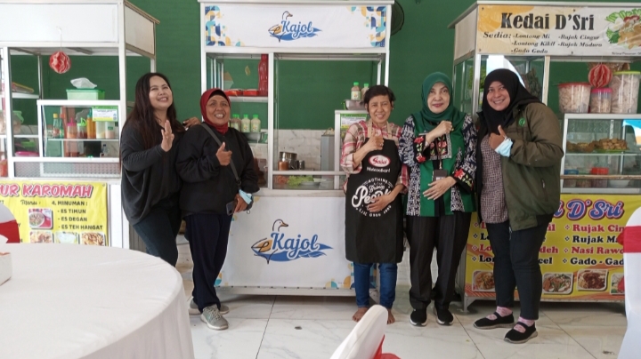 Andro Qomariyah Kepala Dinas Koperasi dan UKM Jawa Timur Mengunjungi Stand UMKM Bebek Kajol (Kantinnya Ojol) Yang Berjualan di SWK Studio Dolly 