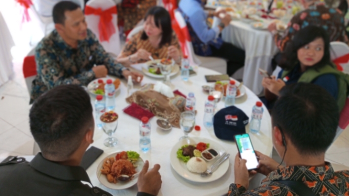 Aneka sajian kuliner khas SWK Studio Dolly disajikan dalam kunjungan Walikota Surabaya beserta rombongan Kementerian Koperasi dan UKM RI dan juga Kedutaan Besar Inggris untuk Indonesia 