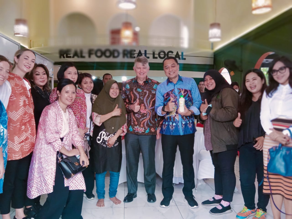 Walikota Surabaya Eri Cahyadi Bersama Rombongan Kedubes Inggris serta Kementerian Koperasi dan UKM RI Sambangi Pedagang SWK Studio Dolly 